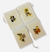 Dobbelt kort med snor 8x6,5 cm med ekte tørkede blomster